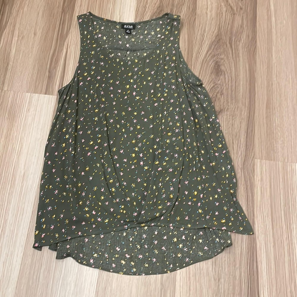 Green floral top